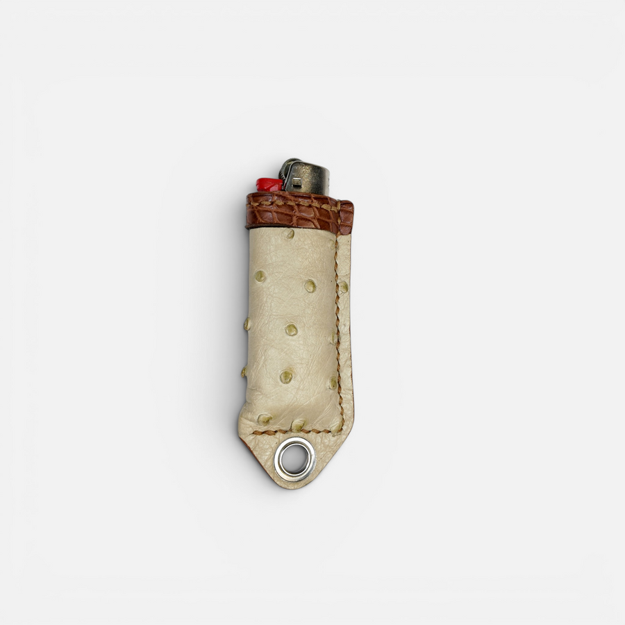 Détail des follicules du cuir d'autruche beige sur l'étui à briquet MRLM