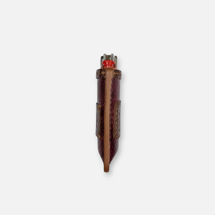 Détail de la texture du cuir de lézard marron sur l'étui à briquet MRLM