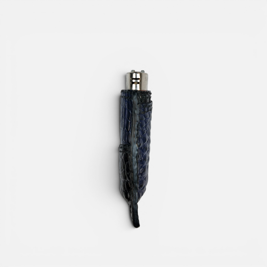 Détail de la doublure veau de l'étui à briquet en cuir d'alligator bicolore