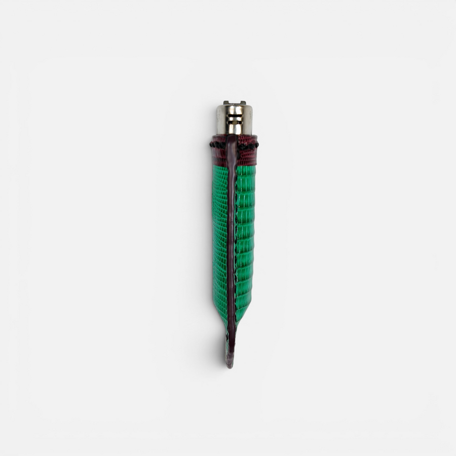 Détail de la texture du cuir de lézard vert sur l'étui à briquet MRLM