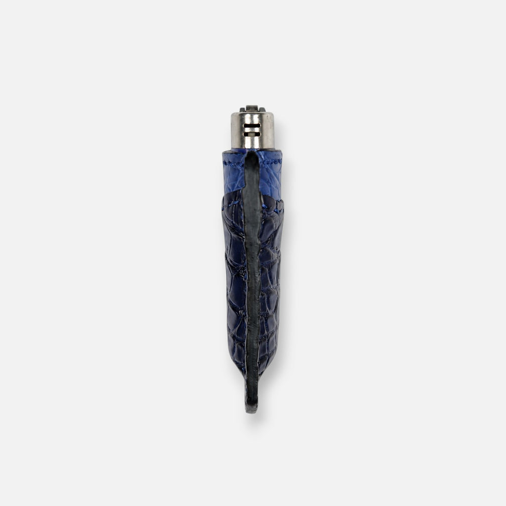 Détail de la couture sellier entre les deux peaux d'alligator sur l'étui à briquet MRLM