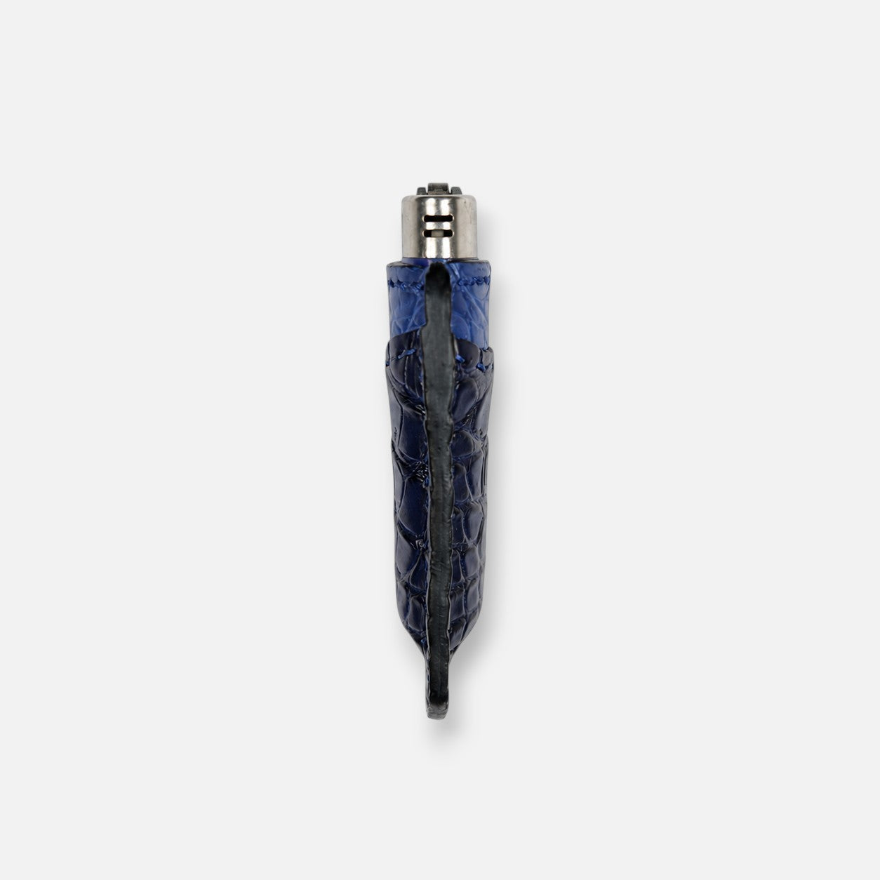 Détail de la couture sellier entre les deux peaux d'alligator sur l'étui à briquet MRLM