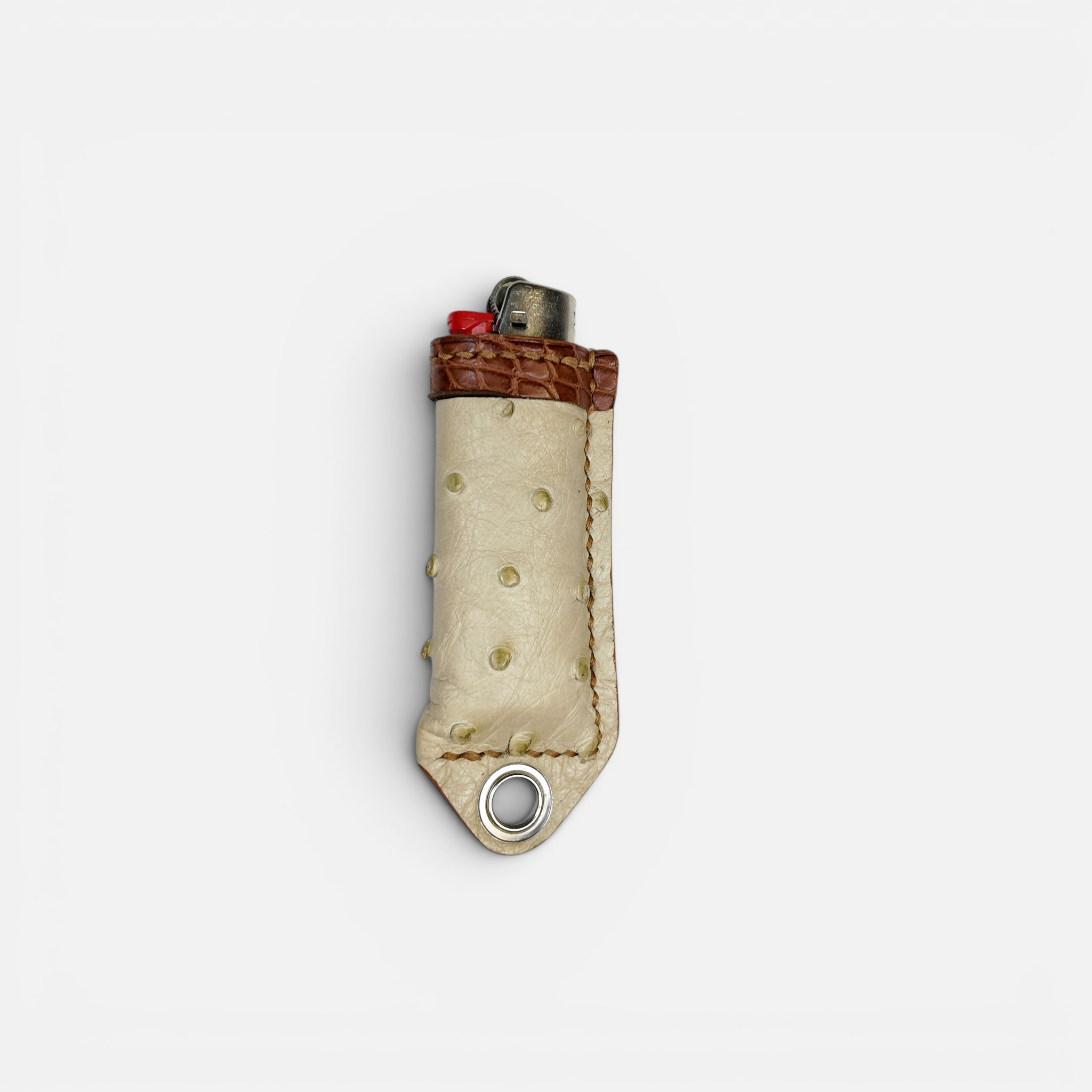 Détail des follicules du cuir d'autruche beige sur l'étui à briquet MRLM