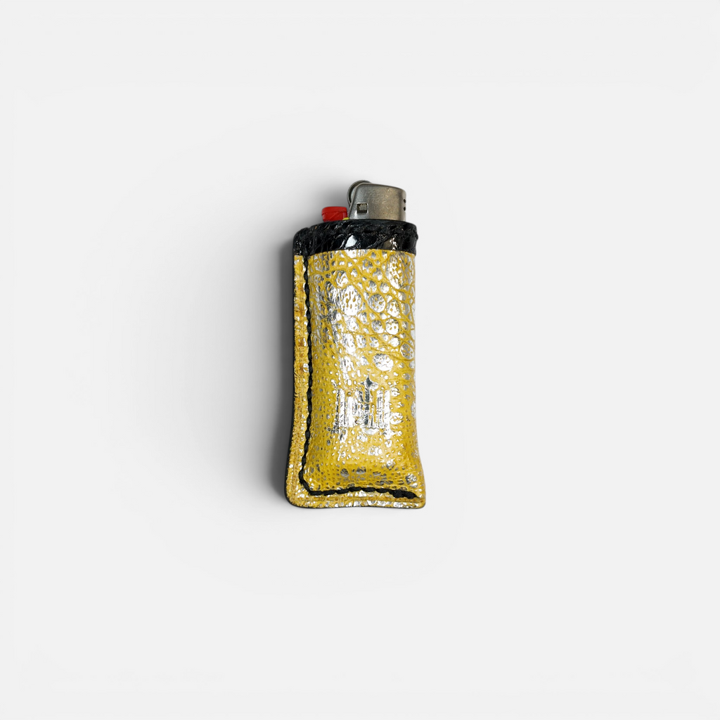 Détail de la texture granuleuse du cuir de crapaud jaune sur l'étui à briquet MRLM