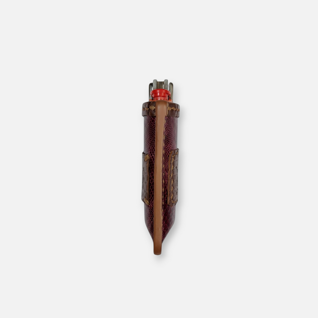 Détail de la texture du cuir de lézard marron sur l'étui à briquet MRLM