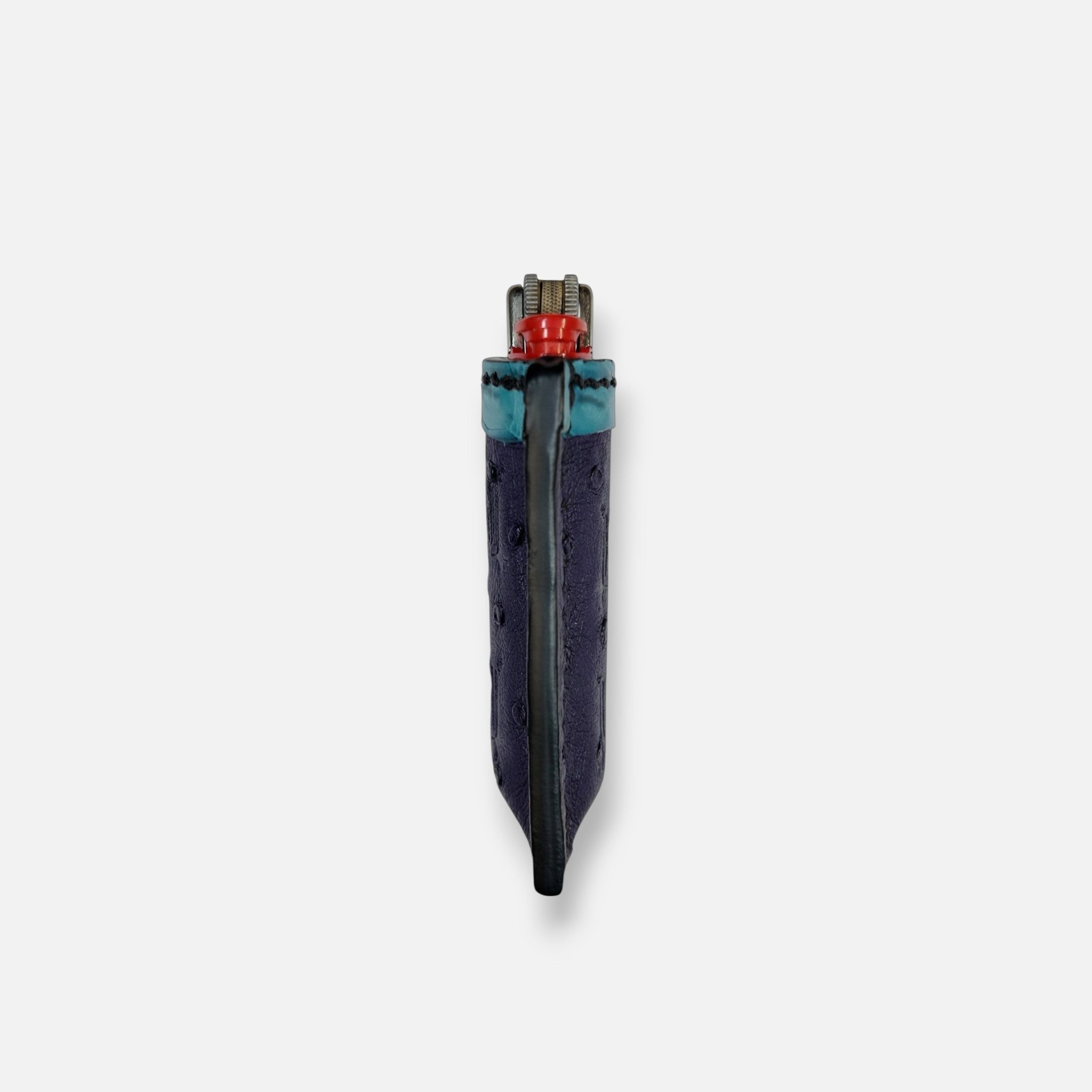Détail de la couture sellier entre les deux peaux d'autruche sur l'étui à briquet MRLM
