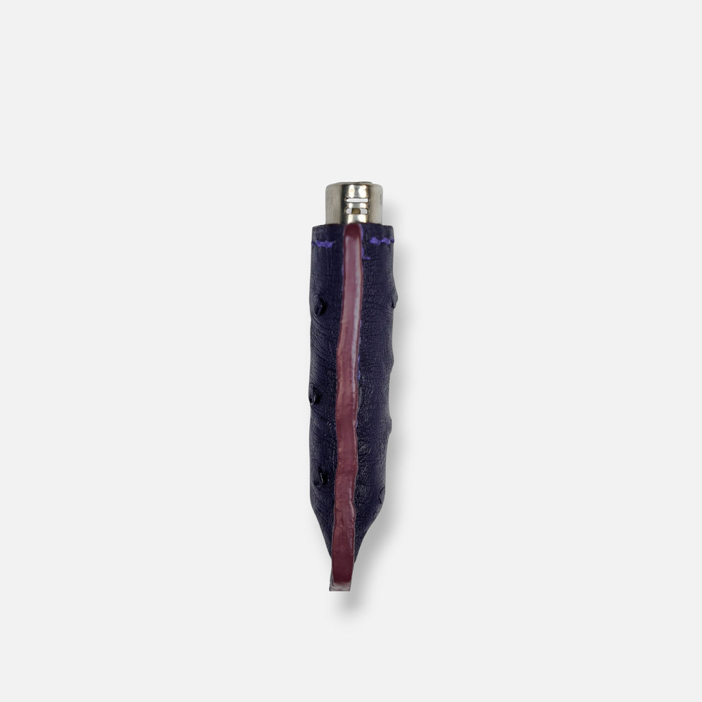 Détail des follicules du cuir d'autruche violet sur l'étui à briquet MRLM