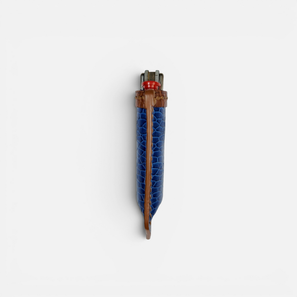 Détail de la texture nervurée du cuir de queue de castor sur l'étui à briquet MRLM