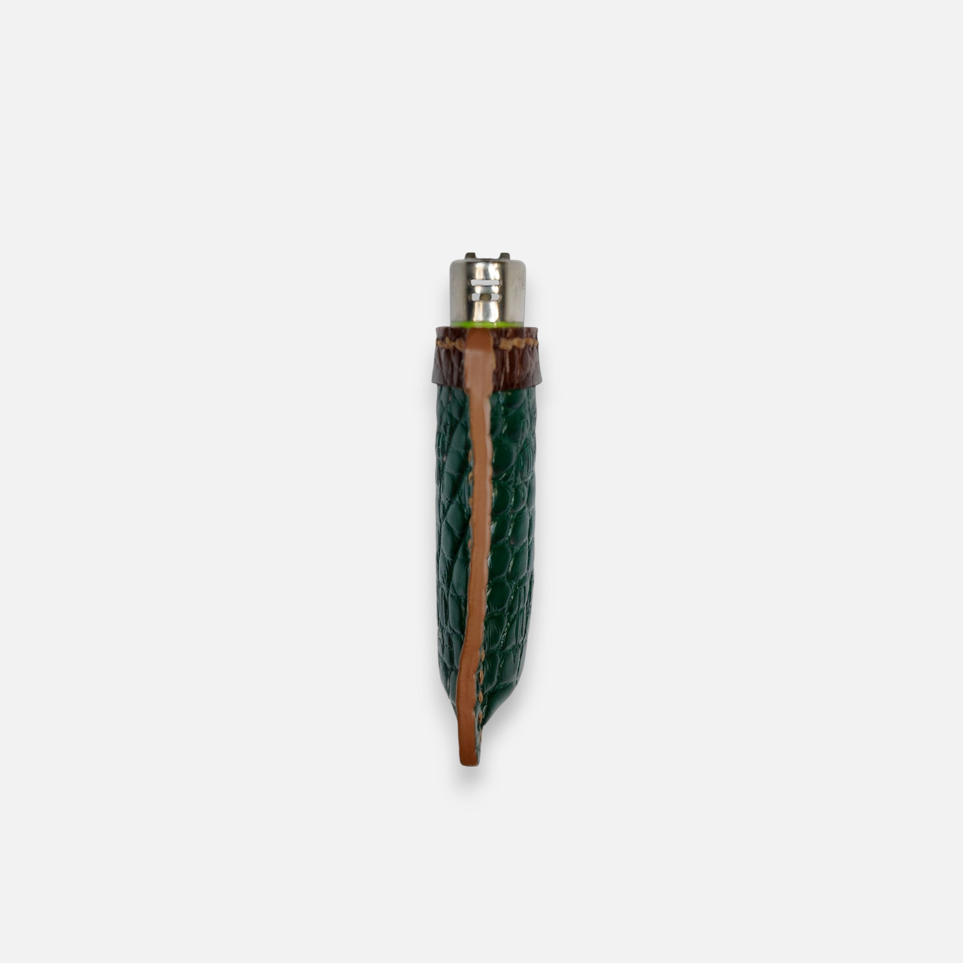 Détail des écailles du cuir d'alligator vert sur l'étui à briquet MRLM