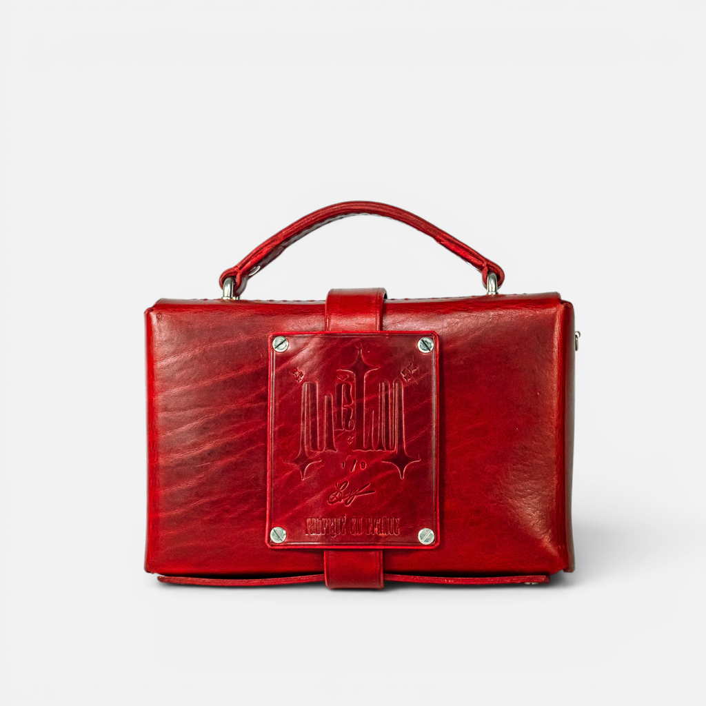 Sac DILI Rouge en cuir pleine fleur, détail de la couture sellier