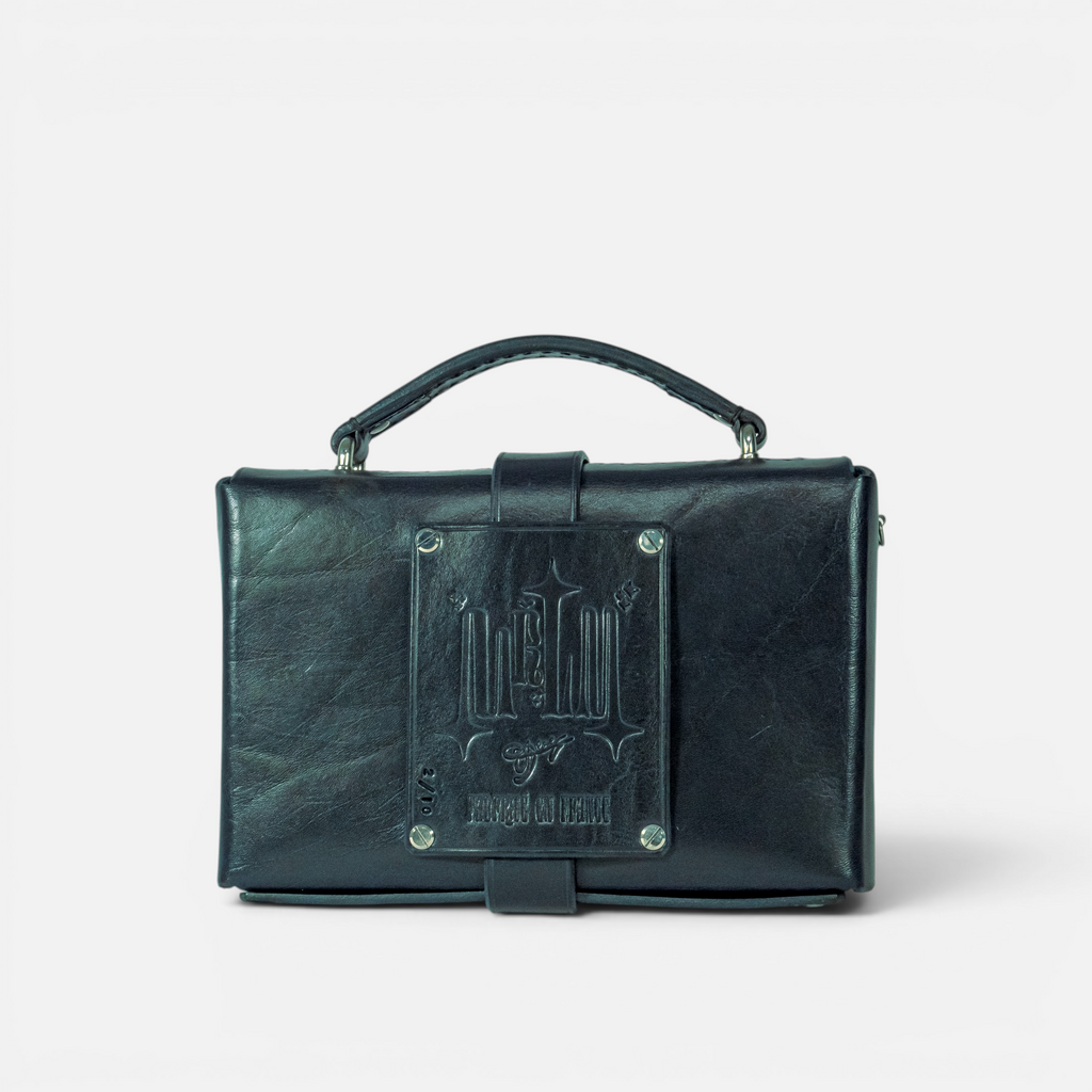 Sac DILI Bleu Marine en cuir pleine fleur, détail de la couture sellier