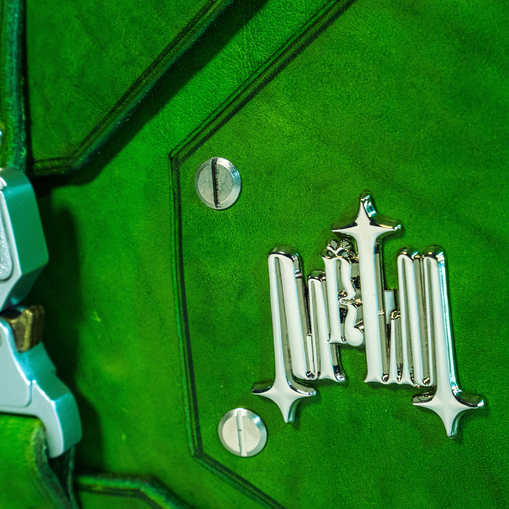 Détail du grain du cuir pleine fleur sur le sac DILI Vert