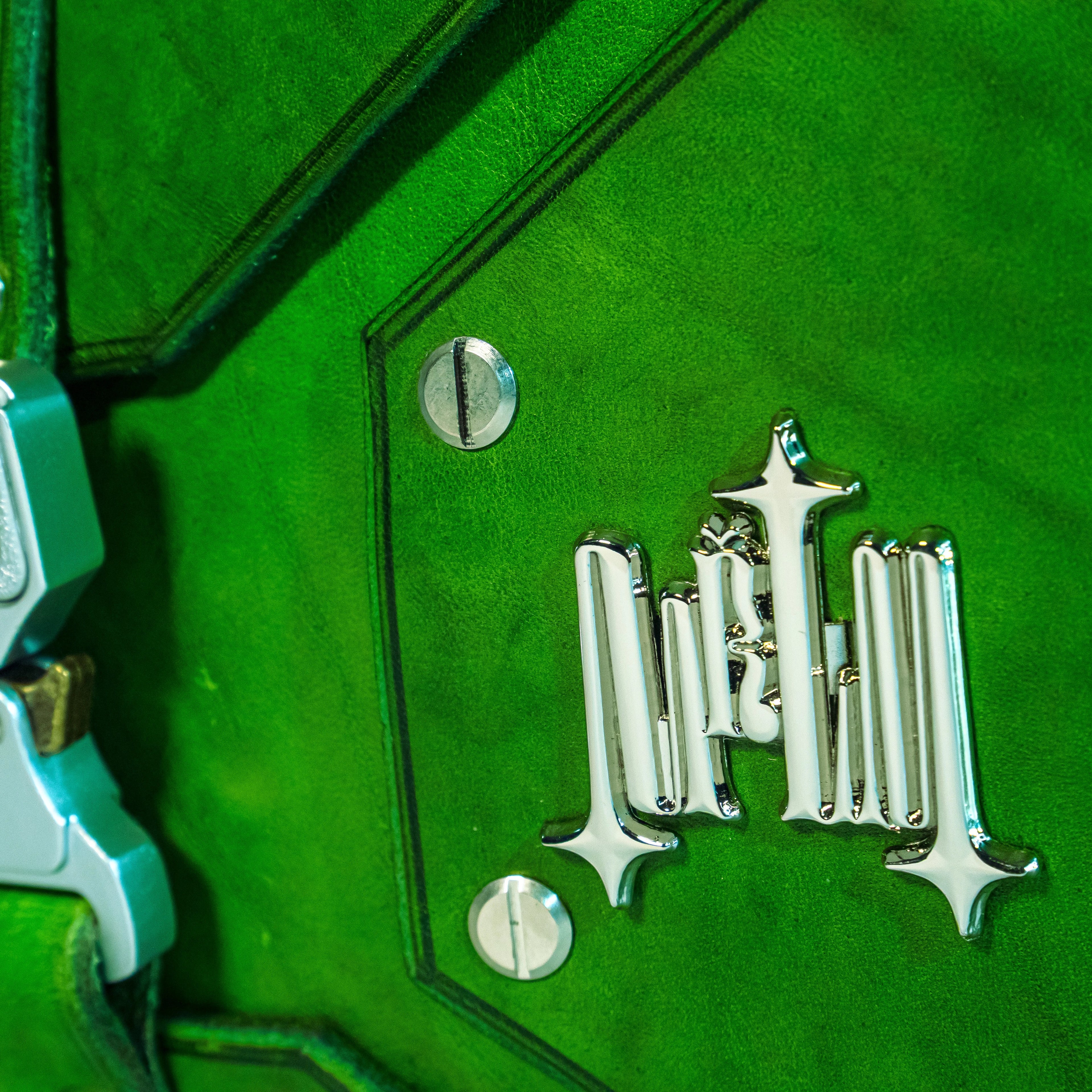 Détail du grain du cuir pleine fleur sur le sac DILI Vert