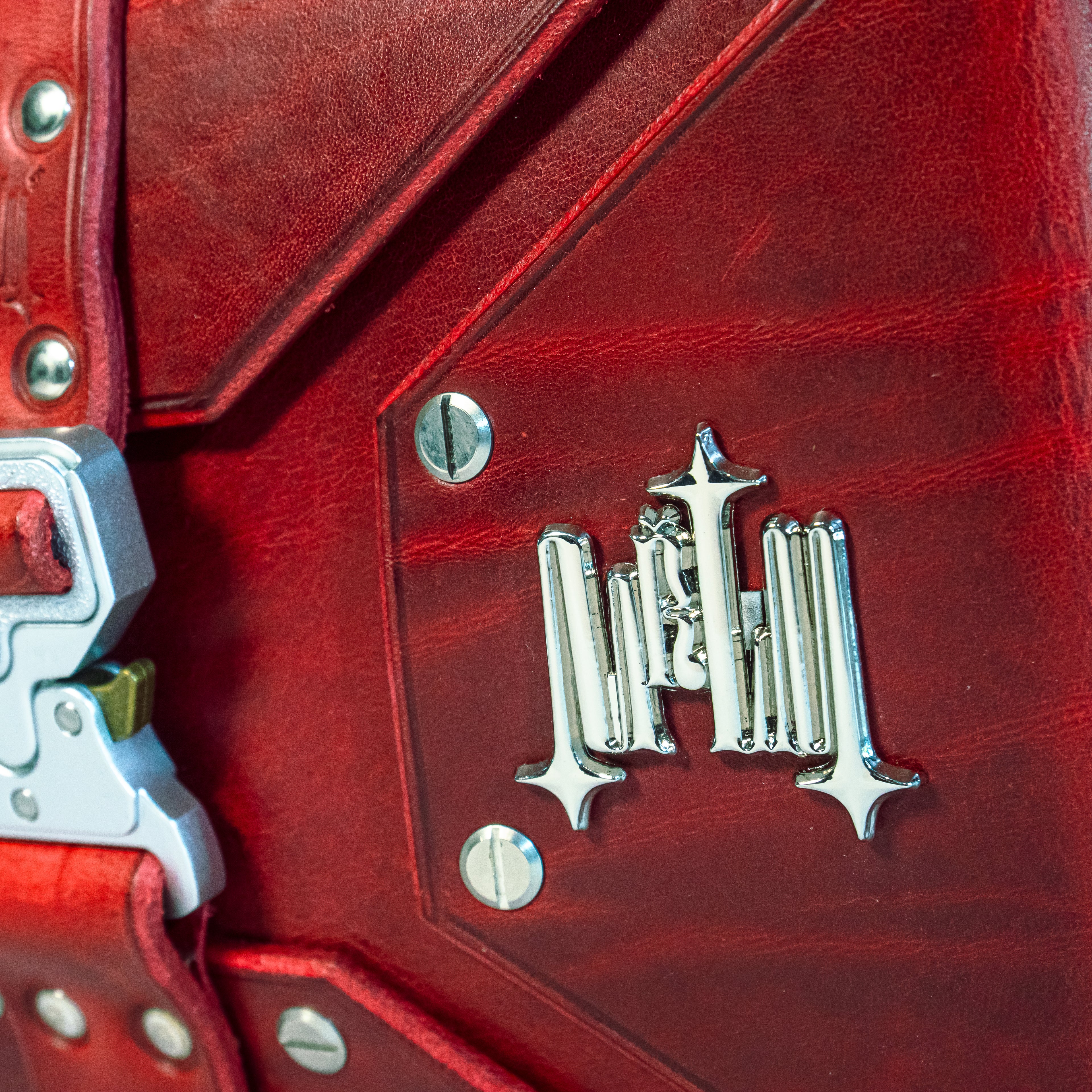 Détail du grain du cuir pleine fleur sur le sac DILI Rouge