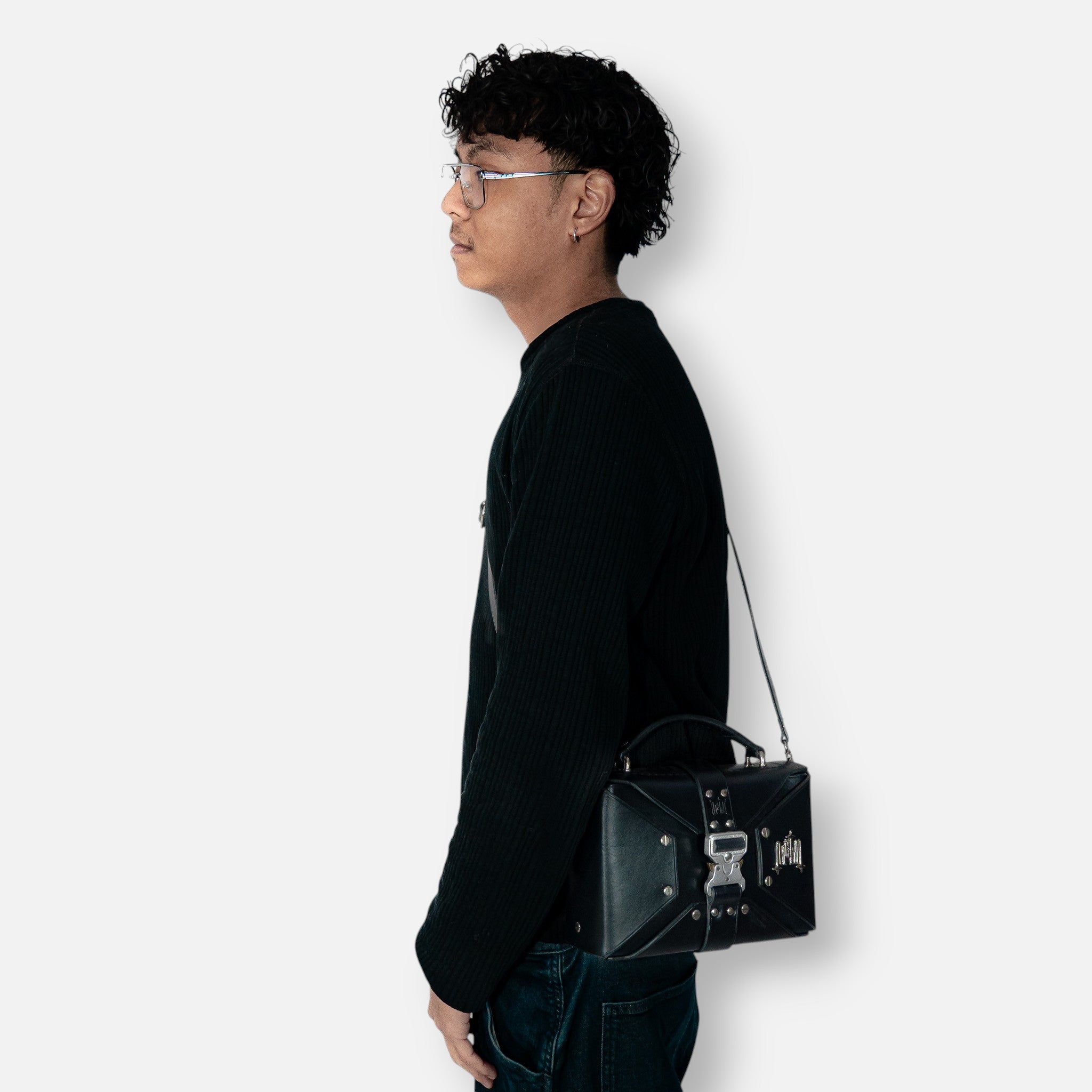 Sac DILI Bleu Marine en cuir pleine fleur, vue de détail